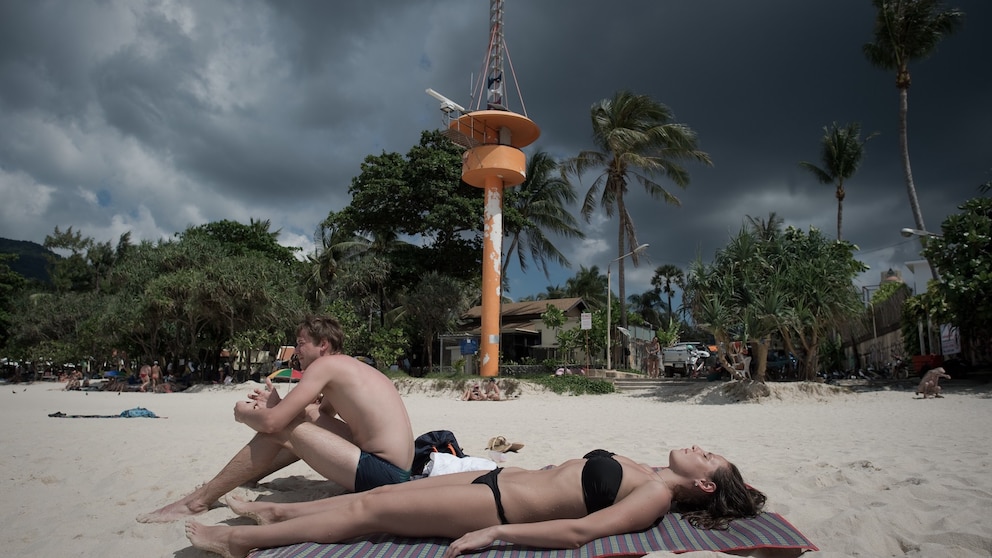 Urlauber am Strand von Phuket, Thailand