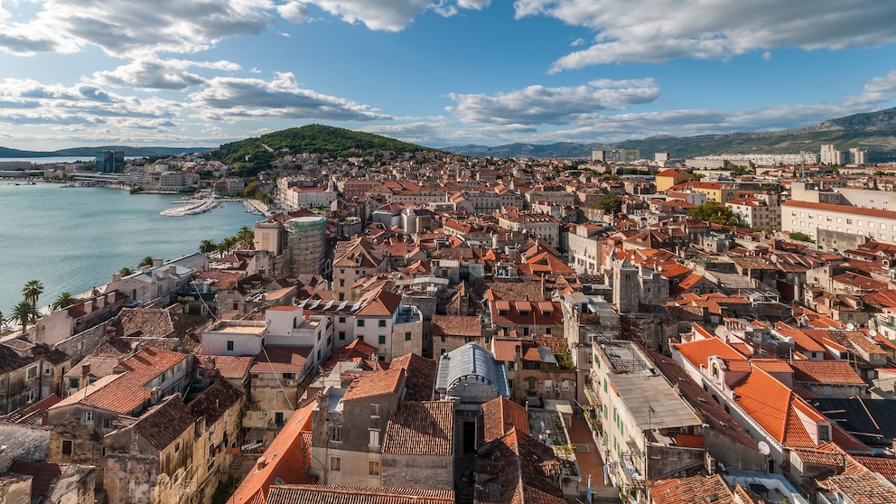 Kroatiens geschichtsträchtige Stadt Split von der Kathedrale aus fotografiert