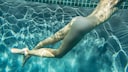 Frau nackt im Pool