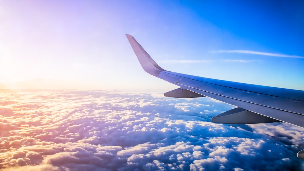 Flugzeug über den Wolken