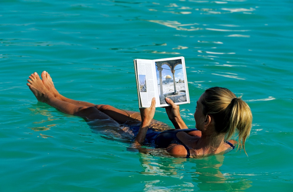  Israel, Jordan Valley (Dead Sea), en Boqueq, salt content allows the bathers to read