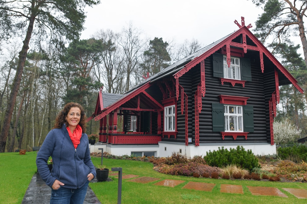 Maria Luisa Tomaso seht vor ihrem Haus, dem Maxim-Gorki-Haus in Bad Saarow