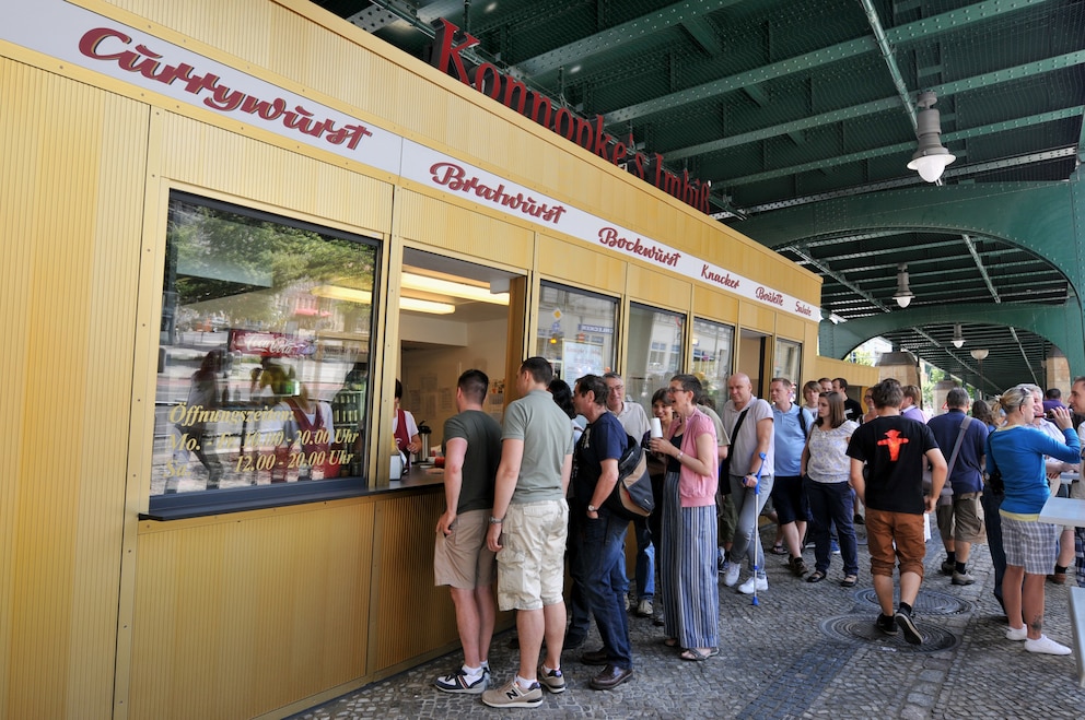  Einer der berühmtesten Currywurst-Buden Berlins: Konnopke's im Prenzlauer Berg