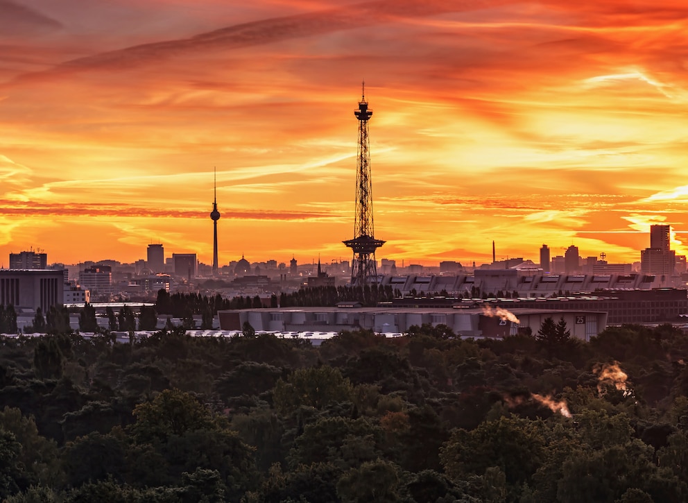  Der Funkturm ragt im Westen Berlins in den Himmel