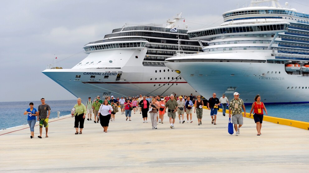 Kreuzfahrtschiff „Carnival Legend“ im Hafen