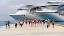 Kreuzfahrtschiff „Carnival Legend“ im Hafen