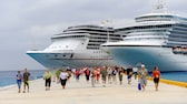 Kreuzfahrtschiff „Carnival Legend“ im Hafen