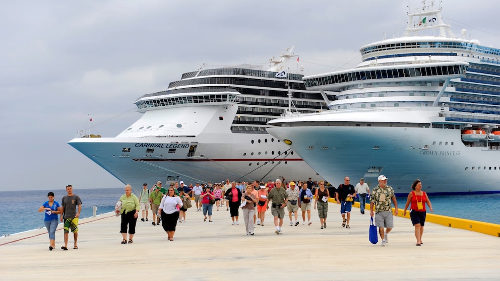 Kreuzfahrtschiff „Carnival Legend“ im Hafen