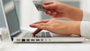 Frau shoppt online