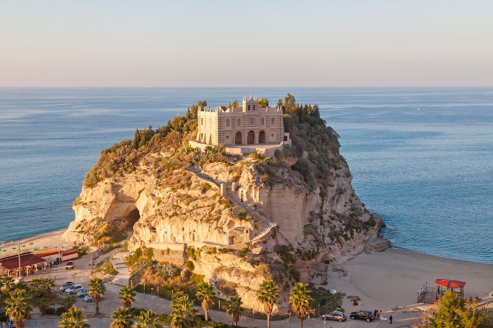  Die Kirche Santa Maria dell’Isola steht auf einem Sandsteinfelsen an der Küste von Tropea