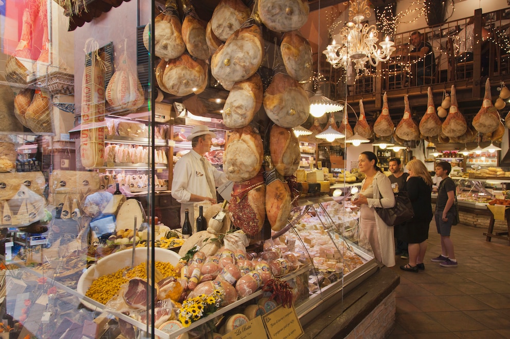  Ein Spezialitäten-Geschäft in Bologna