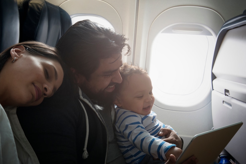 Familie im Flugzeug