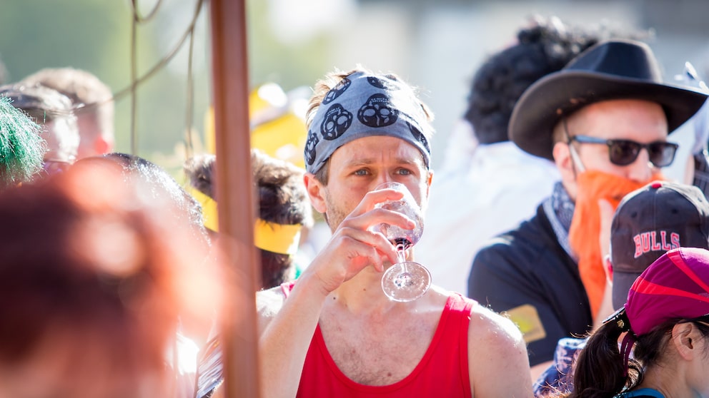 Läufer trinkt Wein beim Marathon du Médoc