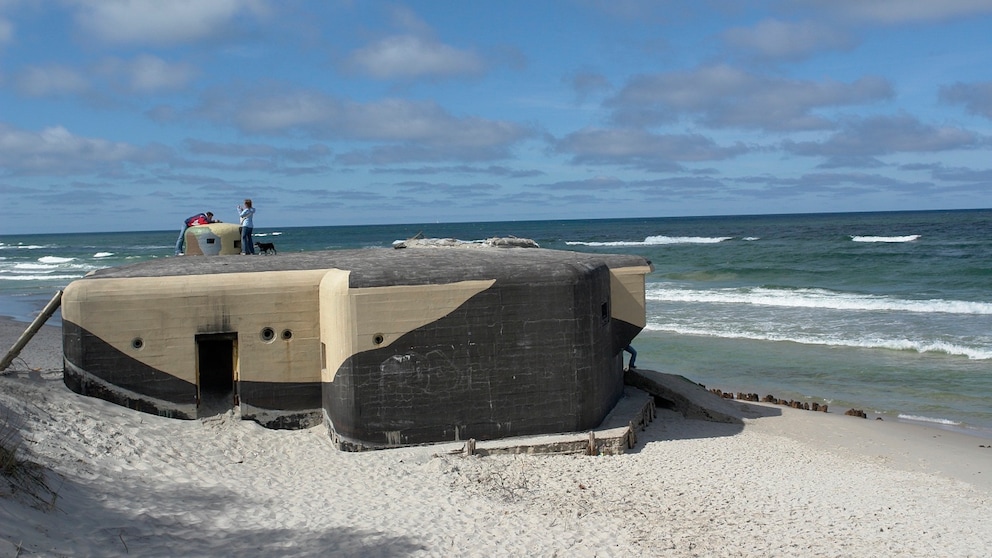 Bunker am Strand auf polnischer Halbinsel Hel