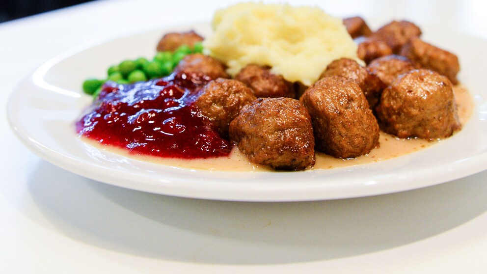 Köttbullar mit Preiselbeermarmelade, Kartoffelbrei und Erbsen