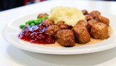 Köttbullar mit Preiselbeermarmelade, Kartoffelbrei und Erbsen