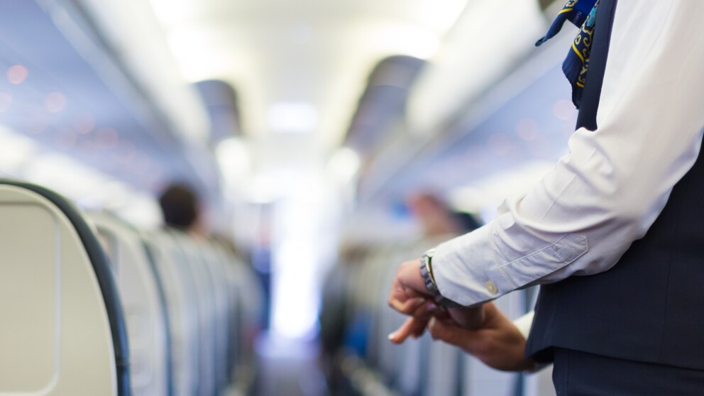 Flugbegleiterin im Flugzeug
