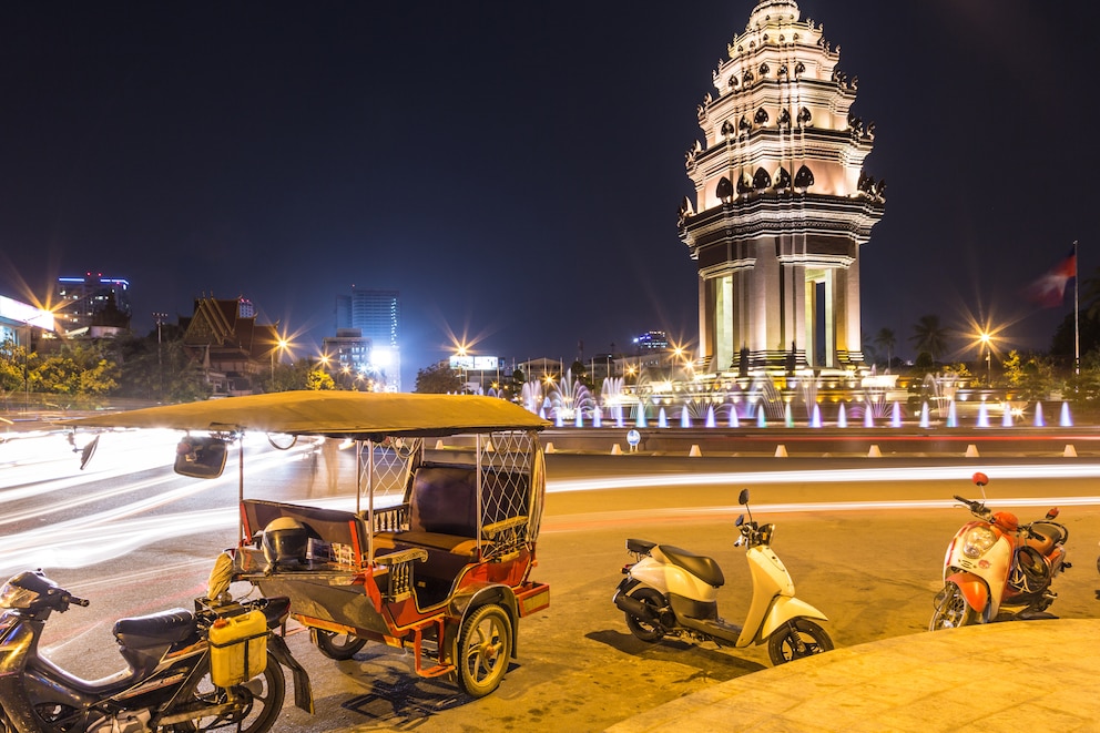 Ein Tuk Tuk vor dem Unabhängigkeitsdenkmal in Kambodschas Hauptstadt Phnom Penh