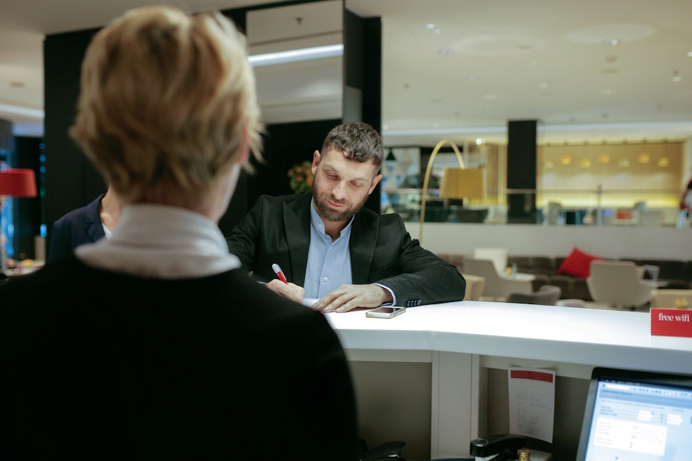 Geschäftmann beim Check-in