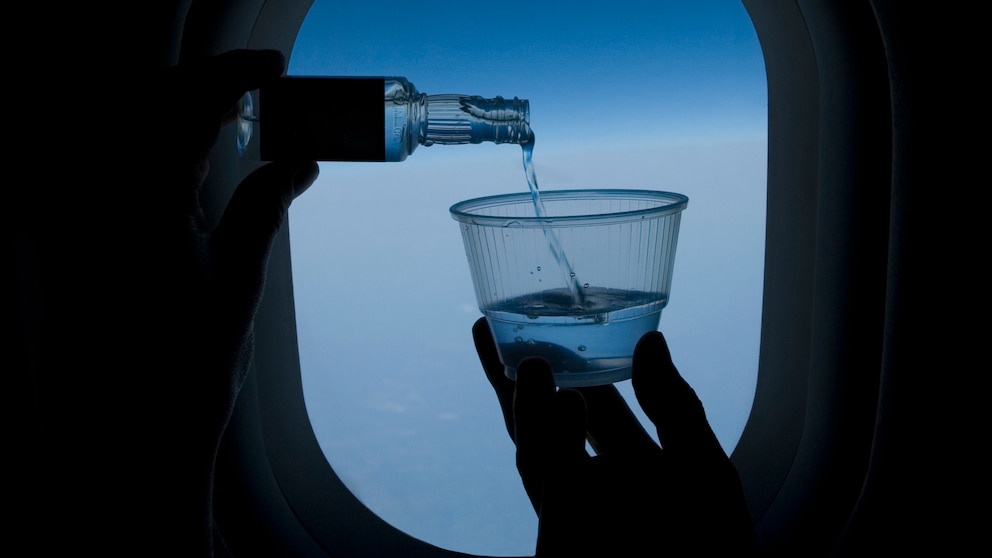 Passagier schenkt sich im Flugzeug Alkohol ein