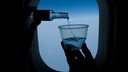 Passagier schenkt sich im Flugzeug Alkohol ein