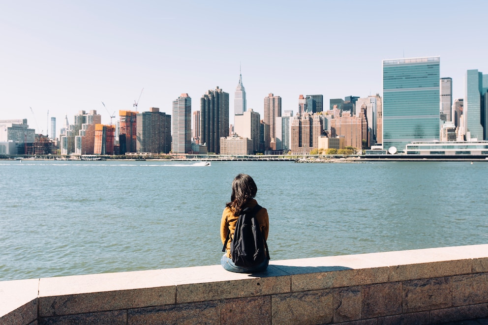 Frau blickt auf die Skyline von New York