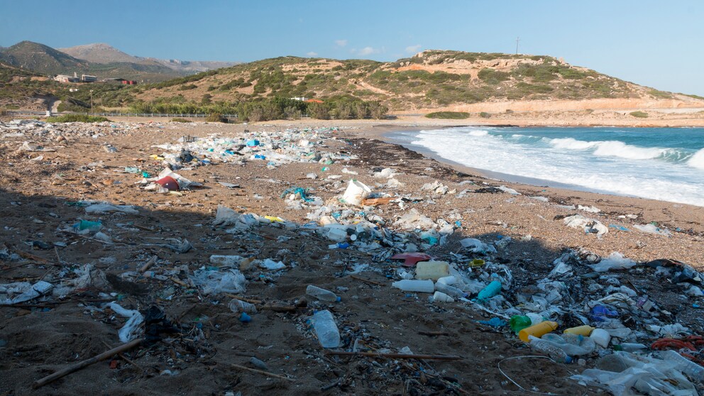 Plastikmüll an einem Strand in Griechenland