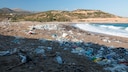 Plastikmüll an einem Strand in Griechenland