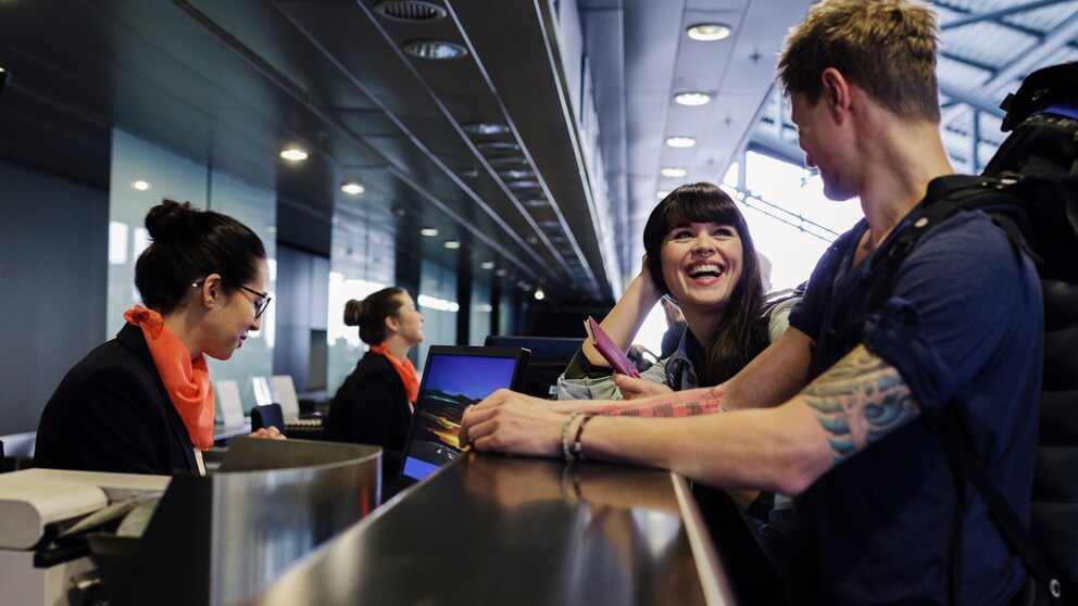 Paar beim Check-in am Flughafen