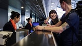 Paar beim Check-in am Flughafen