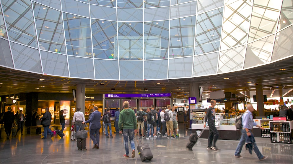 Menschen am Flughafen Frankfurt