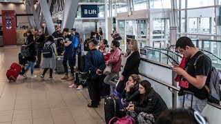 Lange Gesichter in langen Warteschlangen: Vor dem Security-Check staut es sich häufiger