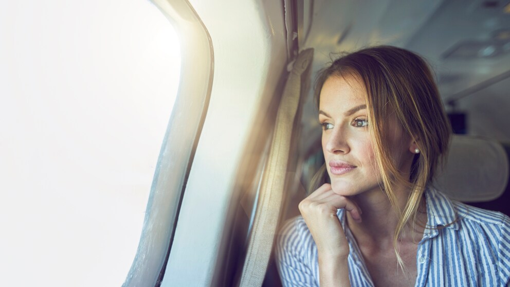 Frau im Flugzeug