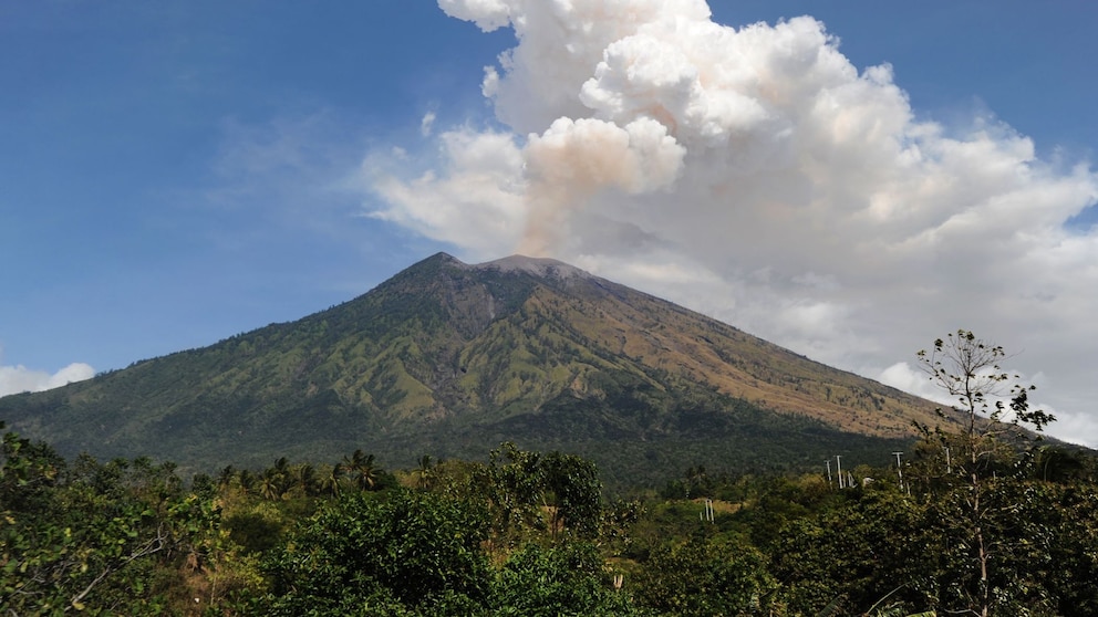 Der indonesische Vulkan Agung spuckt Rauch, Asche und Lava.