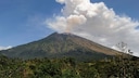 Der indonesische Vulkan Agung spuckt Rauch, Asche und Lava.