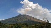 Der indonesische Vulkan Agung spuckt Rauch, Asche und Lava.