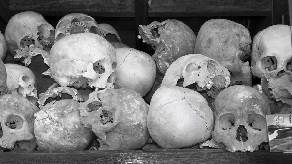 Bei dem Massenmord der Roten Khmer an der eigenen Bevölkerung in Kambodscha wurden über 2 Millionen Menschen umgebracht. Über 100.000 starben auf den „Killing Fields“, wo man noch heute Schädel der Opfer anschauen kann