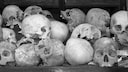 Bei dem Massenmord der Roten Khmer an der eigenen Bevölkerung in Kambodscha wurden über 2 Millionen Menschen umgebracht. Über 100.000 starben auf den „Killing Fields“, wo man noch heute Schädel der Opfer anschauen kann