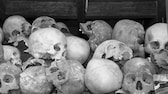 Bei dem Massenmord der Roten Khmer an der eigenen Bevölkerung in Kambodscha wurden über 2 Millionen Menschen umgebracht. Über 100.000 starben auf den „Killing Fields“, wo man noch heute Schädel der Opfer anschauen kann