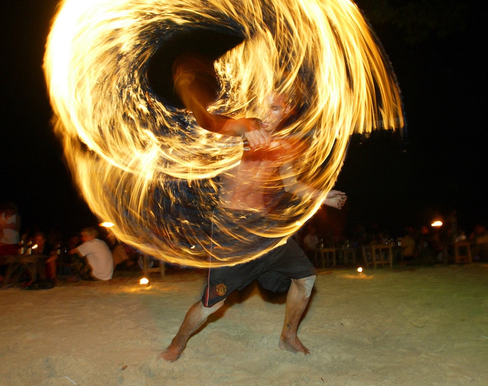 Das Spiel mit dem Feuer gehört zu jeder Full-Moon-Party auf Koh Phangan