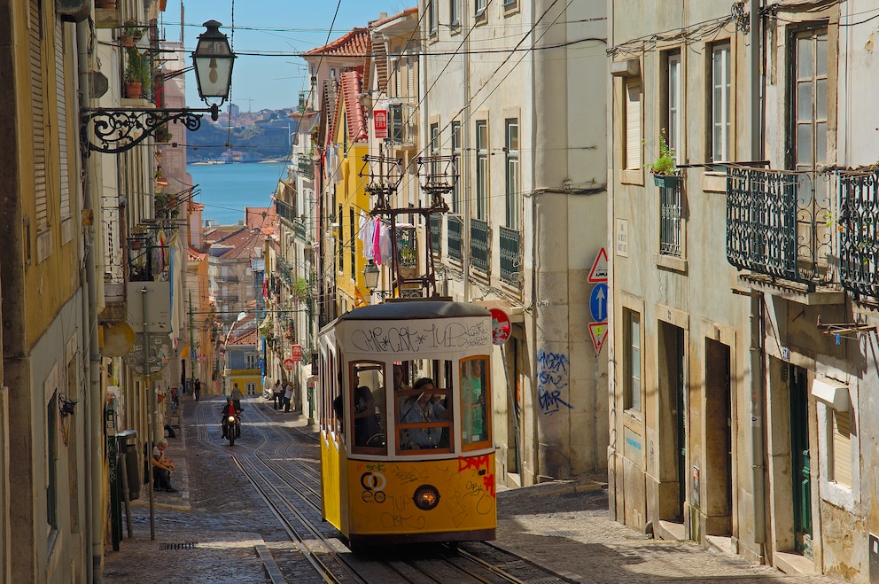 Die Seilbahn Elevador da Bica in Lissabon