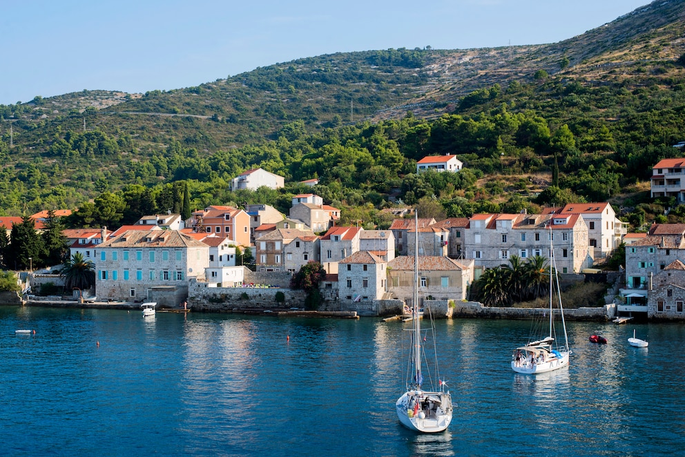 Der Hafen von Vis, Kroatien