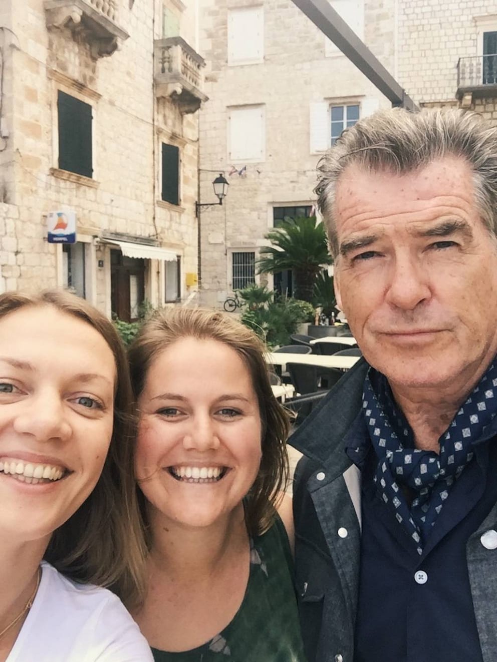 Milda, eine Unbekannte und Pierce Brosnan auf Vis, Kroatien