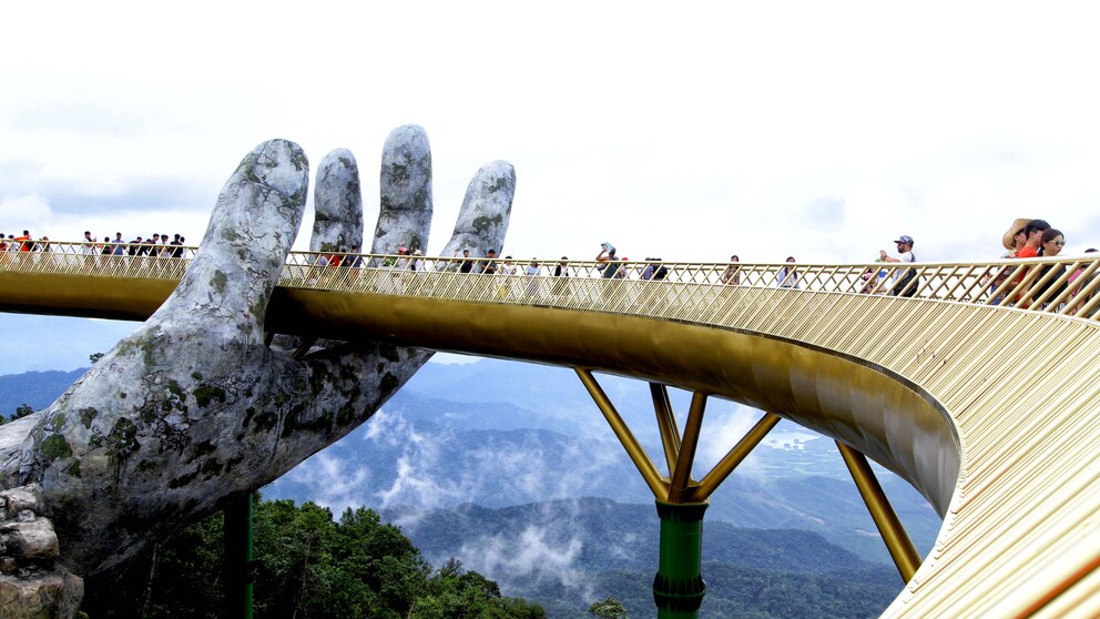 Das Highlight der „Goldenen Brücke“ in Vietnam sind die steinernen Hände