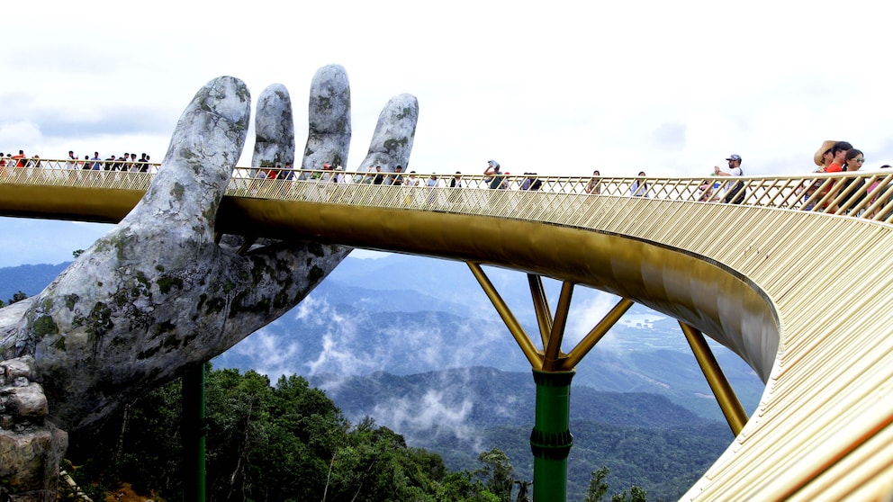 Das Highlight der „Goldenen Brücke“ in Vietnam sind die steinernen Hände