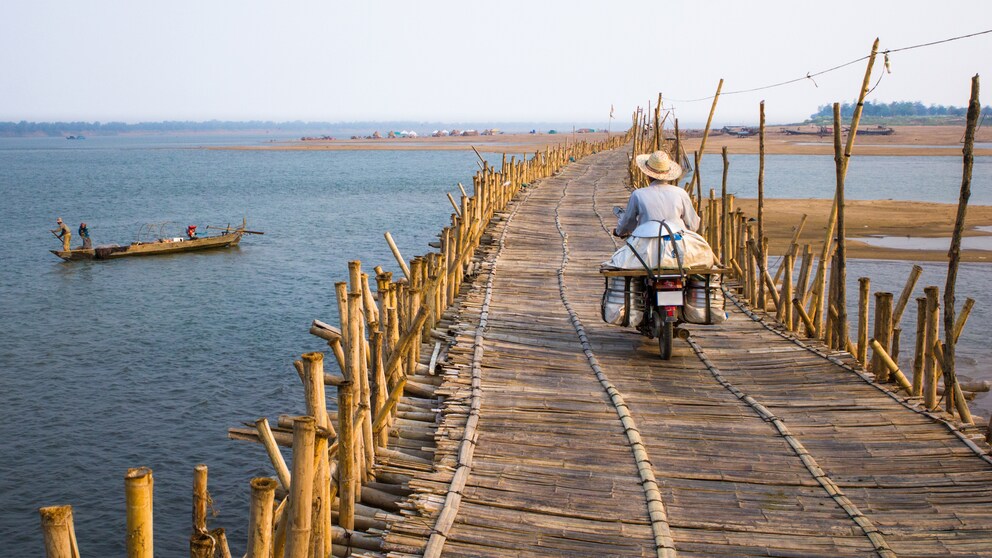 Motorrad auf Bambus Brücke über Mekong Fluss in Kambodscha