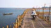 Motorrad auf Bambus Brücke über Mekong Fluss in Kambodscha