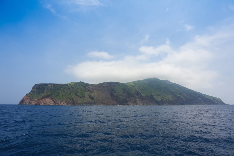 Blick auf Aogashima von der Fähre