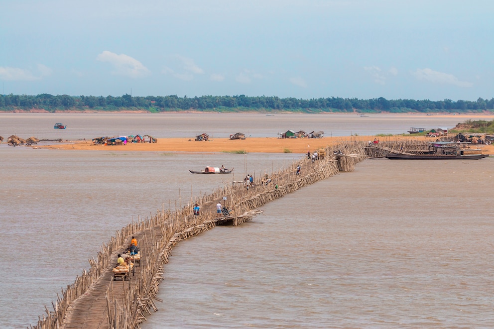 Die Bambusbrücke über dem Mekong in Kambodscha