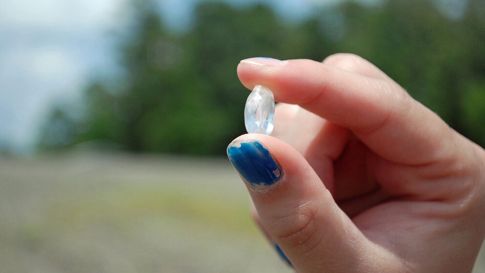 Ein Besucher des „Crater of Diamonds State Park“ in Arakansas mit einem gefunden Diamanten (Symbolfoto)